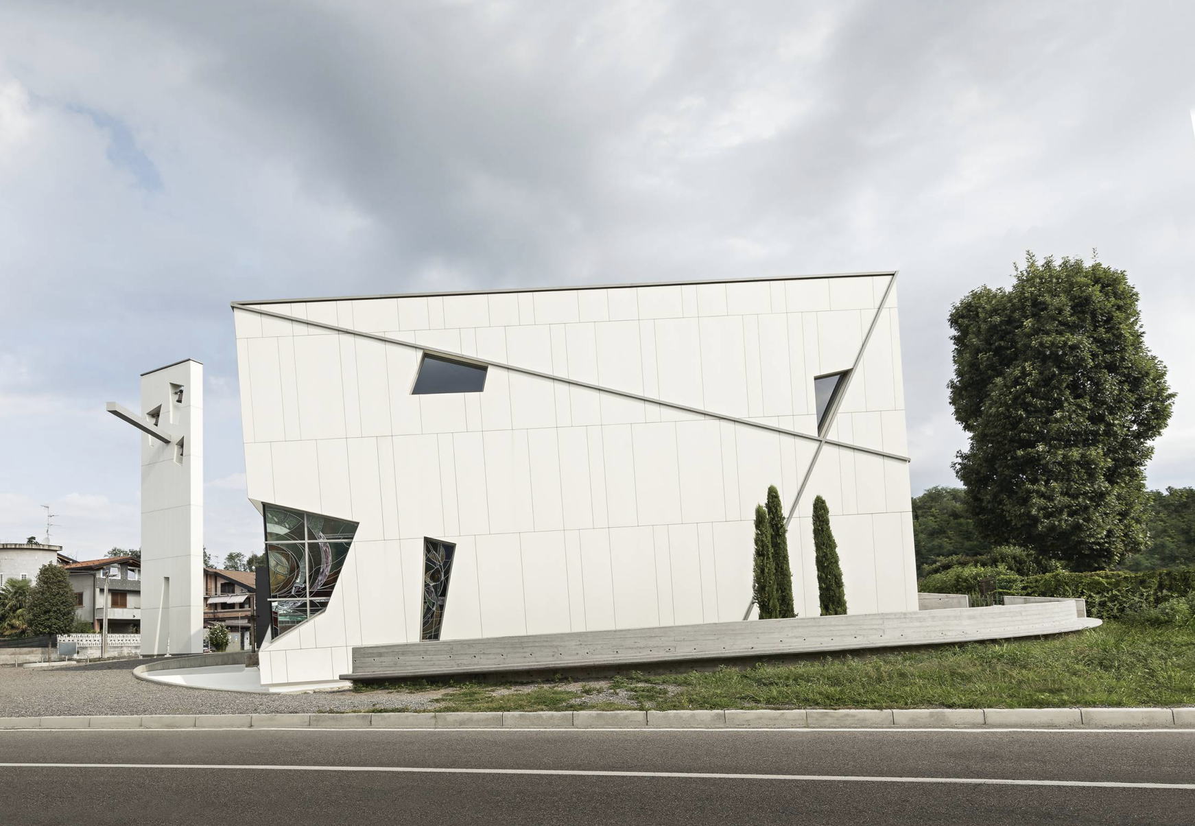 Bâtiment moderne blanc à l’architecture géométrique originale