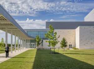 Bâtiment moderne avec pelouse et ciel bleu