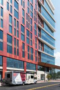 Immeuble moderne avec façade rouge et vitrée