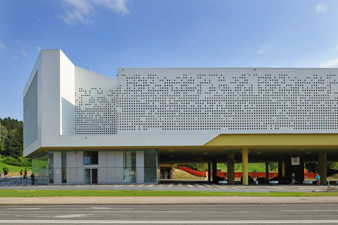 Bâtiment moderne blanc à façade perforée SwissPearl