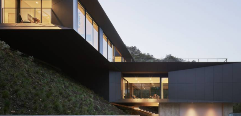 Maison moderne sur une colline au crépuscule