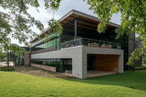 Bâtiment moderne entouré de verdure et d’arbres