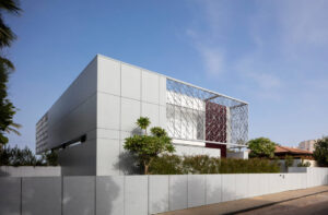 Maison moderne avec façade géométrique métallique