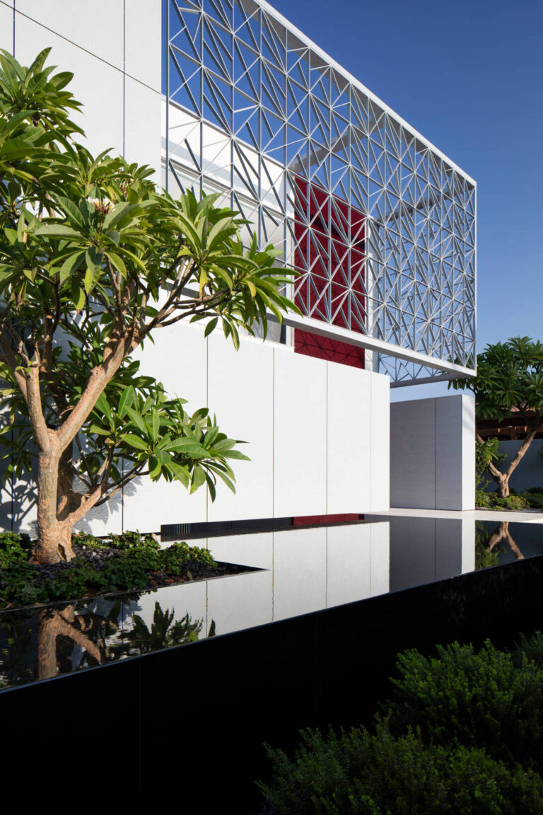 Facade moderne avec treillis métallique et végétation