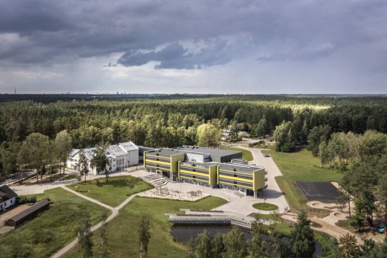 École moderne entourée de forêt verdoyante