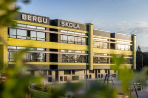 Façade moderne d'une école jaune et grise