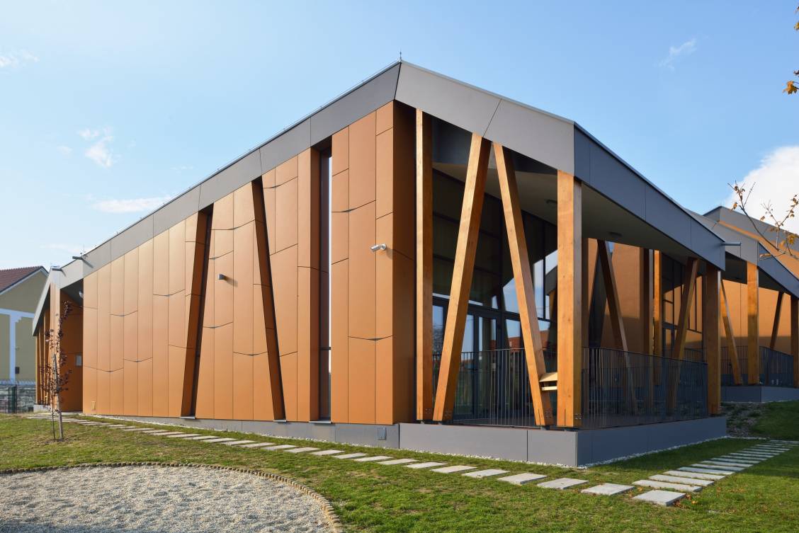 Bâtiment moderne aux façades orange et poutres en bois