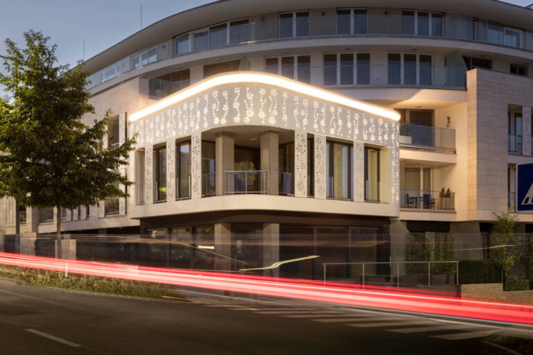 Immeuble moderne illuminé avec bardage de façade contemporaine