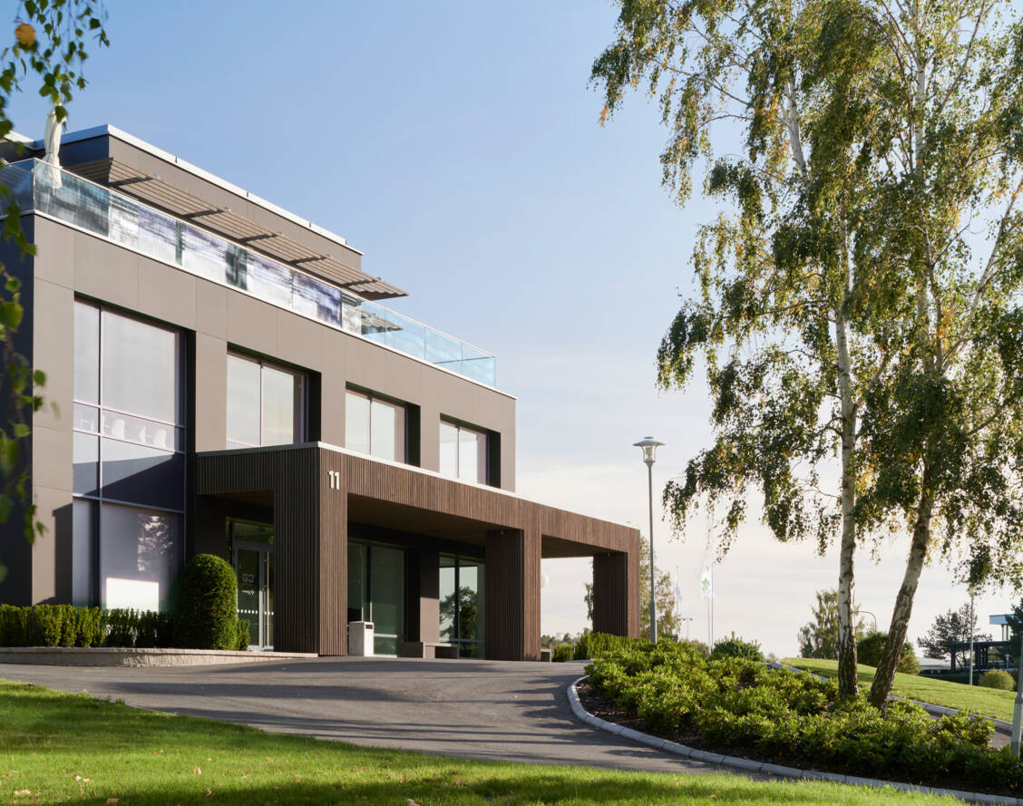 Bâtiment moderne avec façade vitrée et terrasse