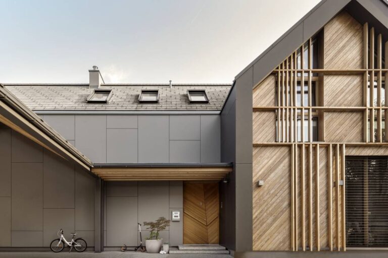 Façade moderne en bois et panneaux gris